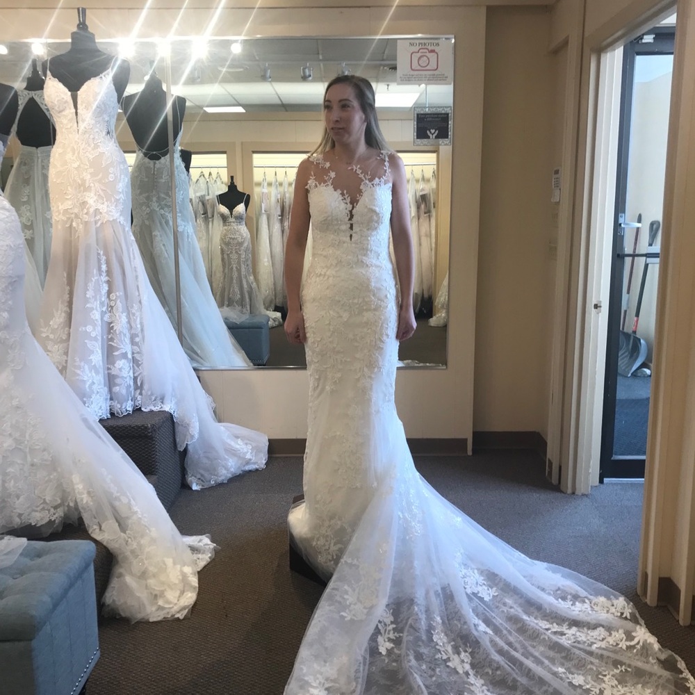 Wedding dress - Picture 1 of 7